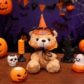 Peluche di orsetto per Halloween con cappello da mago arancione e mantello nero - Orso Marrone Chiaro - Mantello con Colletto Arancione
