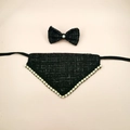 Detail eines schwarzen Tweed-Haustier-Lätzchens mit Perlen und passender Schleife - Größe S / 2-teiliges Set / Schwarz