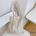 Détail d'un sac cabas en toile fleurie avec rayures mauves sur une chaise blanche - Floral à Rayures Violettes