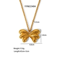 Collana con pendente a farfalla dorata lucida e specifiche di misura su fondo bianco - Stile Farfalla (YYN023404)
