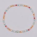 Pulsera bohemia hecha a mano con cuentas de colores y detalles en latón dorado - Mezcla de Cuentas Multicolores