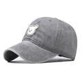 Détail de la broderie ours sur casquette vintage en coton délavé gris foncé - Réglable / Design d'Ours Gris