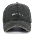 Détail de la broderie Babygirl sur une casquette en coton délavé de couleur gris anthracite - Taille unique / Vert Armée
