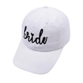 Detailansicht der weißen Baumwoll-Basecap mit schwarzer Bride-Stickerei für Hochzeiten - Verstellbar / Weiß-Bride-Stil