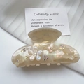 Pinza para el pelo de acetato champán con flores de cristal y brillo perlado - 8cm*4cm 24g / Color Sirena Nacarado