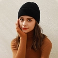Gorro de punto negro minimalista para mujer con un diseño acanalado cálido y suave - Negro
