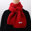 Dettaglio trama sciarpa in maglia rossa spessa con etichetta bianca per caldo inverno - Rosso Capodanno