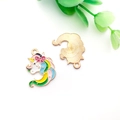 Vista macro dettagliata di ciondoli a forma di unicorno in smalto colorato per gioielli DIY - Unicorno 16x23mm (15518)