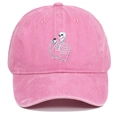 Broderie détaillée d'un motif de crâne sur une casquette en coton lavé rose - Réglable / Rose