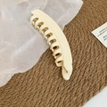 Detailweergave van de matte textuur en tanden van de crèmekleurige acryl bananenklem - Matte Banaan Clip / Wit