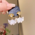 Elegante orecchino a perno ginkgo in argento 925 con finitura bianca perlata e oro - Perno in Argento 925/Lega/Zirconia/Smalto / Stile Pendente Foglia di Ginkgo
