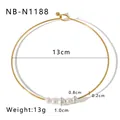 Minimalistisches goldenes Choker-Halsband mit fünf weißen Perlen und Kugelverschluss - Fünf Perlen Stil (NB-N1188)