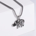 Primer plano del colgante de elefante retro con chapado en oro 18K y grabado fino - Sin cadena / Color Acero
