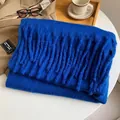 Écharpe en mohair bleu Klein uni avec franges pour chaleur hivernale et style - Bleu
