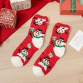 Flauschige rote Weihnachtssocken mit Schneemann-Muster auf festlichem Holzboden - Einheitsgröße / Rote Socken Schneemann