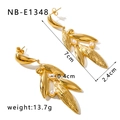 Vista de detalle de los pendientes de hoja bañados en oro de 18k con perlas y medidas - Estilo de Hoja y Perla (NB-E1348) / Oro de 18K