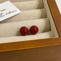 Eleganti orecchini a lobo a sfera in smalto rosso lucido in una scatola per gioielli - Perlina Rotonda Rossa Elettroplaccata In Oro 24# 10 Mm