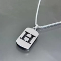 Dettaglio della collana in acciaio al titanio argento con ciondolo a lettera H traforata - Lettera H / Argento