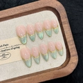 Unghie finte a mandorla fatte a mano stile francese occhio di gatto verde matcha e nude - Verde Matcha Cat Eye (2897-Mandorla Media) / XS