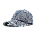 Vintage-Baseballkappe aus gewaschenem Denim mit ausgefransten Kanten und Acid-Wash-Effekt - Gewaschenes Hellblau