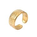 Detailansicht eines breiten vergoldeten Rings mit filigranen böhmischen Geometrie-Gravuren - Geometrisches Relief/Stil 2