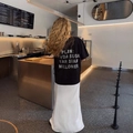 Schwarzes T-Shirt mit weißen Strassbuchstaben auf dem Rücken und weißem Seidenrock - S / Schwarz