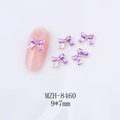 Detalle de un adorno de uñas con lazo de esmalte morado de 9x7mm sobre una uña rosada - Lazo de Borde Dorado Morado (8460)