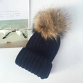 Dunkelblaue Strickmütze mit großem braunem Pelzbommel und Rippenmuster für warme Wintertage - Kindergröße (49-55cm) 2-10J / Marineblau