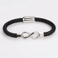 Detalle de una pulsera de cuero trenzado negro con símbolo de infinito y cierre magnético - Color Acero