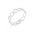 Vista macro detallada del anillo minimalista plateado con diseño de corazones calados - US 9 / Color Acero