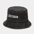Dettaglio cappello a secchiello in denim lavato con ricamo FOUNDED1986 e occhielli - M (56-58cm) / Nero
