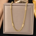 Elegante goldene Box-Halskette mit zylindrischen Perlen auf grauem Schmuckkästchen - 3.0 Perlen-Set-Halskette (H1207) / Gold