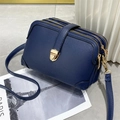 Bolso bandolera minimalista de cuero azul oscuro con textura litchi y cremalleras doradas - Azul