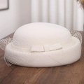 Details eines weißen Pillbox-Hutes aus Wolle mit zartem Netzschleier und eleganter Schleife - M(56-58cm) / Milchweiß