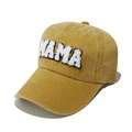 Detail van de vintage corduroy honkbalpet met witte 3D chenille MAMA borduring - Geel