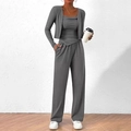 Détail du haut de cet ensemble trois pièces gris foncé avec cardigan, gilet et pantalon large - S / Gris foncé