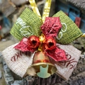 Fiocco natalizio in tela verde con bacche rosse e campanello dorato per regali - Stile di Natale 4