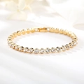 Detailansicht des 18K vergoldeten Tennisarmbands mit funkelnden 4mm Zirkonia Steinen - 3mm Gold