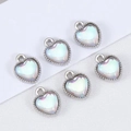 Detalle de 6 colgantes en forma de corazón con marco de metal plateado y efecto nácar - Blanco AB
