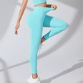 Dettaglio dei pantaloni yoga a costine azzurri che mostra l'elasticità della vita alta - S / Blu Ceramica