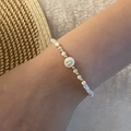 Kralenarmband met gouden letter U bedeltje en witte parels voor dames sieraad - Letter U Stijl (U)