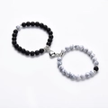 Détail du fermoir magnétique en cœur reliant des perles noires mates et marbre blanc - Howlite & Noir Mat avec Cœur