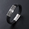 Pulsera trenzada de cuero para hombre con cierre magnético plateado en fondo negro - Color Acero