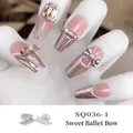 Nœud argenté pour ongles avec perle sur manucure style French et œil de chat - Ruban de Ballet Argenté