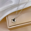Dettaglio della collana con proiezione a cuore in argento su portagioie color champagne - Argento (M316)