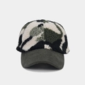 Nahaufnahme der Camouflage-Fleece-Baseballkappe mit dunkelgrüner Cord-Krempe - Verstellbar / Armeegrün-Beiges Camouflage