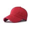 Dettaglio del cappello in cotone rosso con ricamo PEACE e bordo della visiera usurato - Regolabile / Rosso