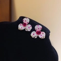 Dettaglio orecchini a fiore con cristallo rosso centrale e pavé di diamanti lucidi - 2# Orecchini con Ago d'Argento-Argento-Viola-Fiore