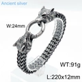 Detalle de pulsera vikinga de cabeza de lobo en plata antigua con cadena de metal pesado - Plata Antigua