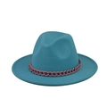 Dettaglio di un cappello fedora blu lago con una grossa catena decorativa rosa sulla tesa - Adulto 57-60cm / Blu Lago (03)